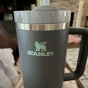 Stanley 1913 The Quencher H2.0 FlowState™ Tumbler | 40 OZ in charcoal